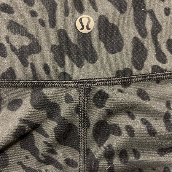 Lululemon Leopard Print Capri Leggings sz 4 - Picture 4 of 4